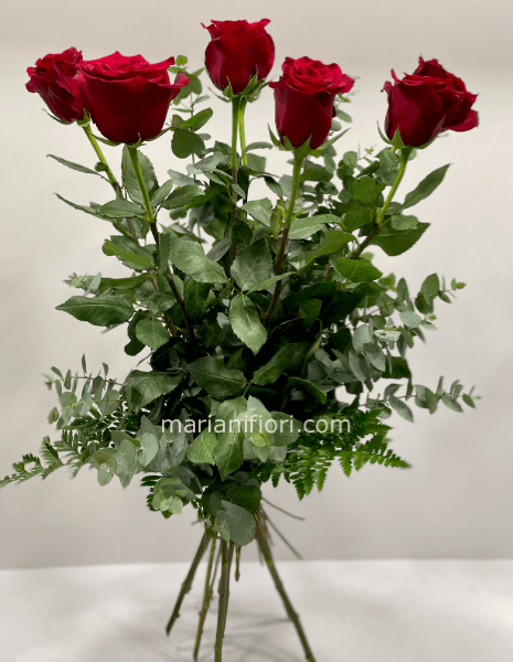 Mazzo di 7 rose rosse a gambo lungo e verdi decorativi
