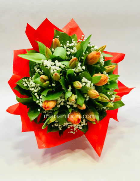 Bouquet di tulipani e verdi decorativi